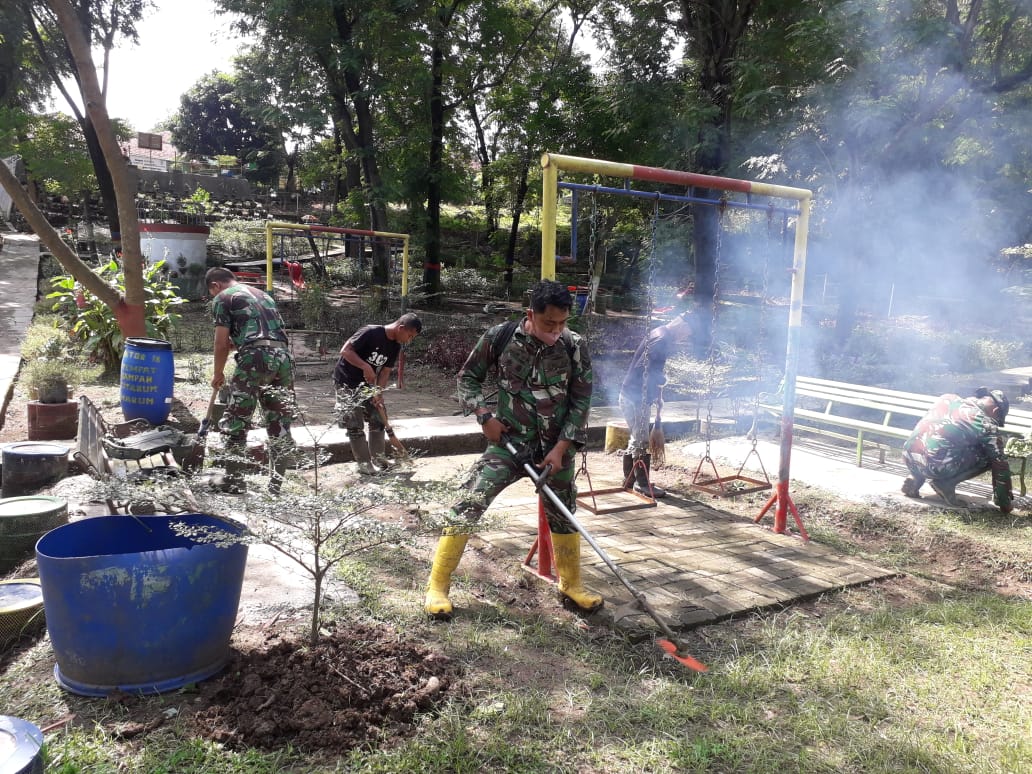 Perawatan Taman Cadas Malang Dilakukan Jajaran Satgas Citarum Harum Sektor 18